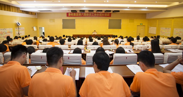 集团领导等老象屿人与新员工分享象屿文化及个人成长历程.jpg