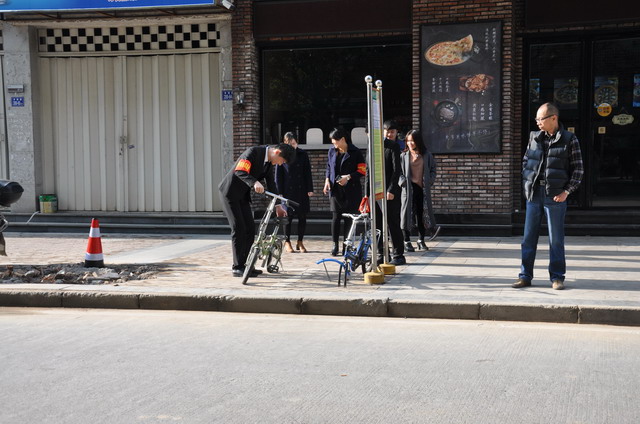 南平-志愿者协助整治违章停放 _调整大小.JPG