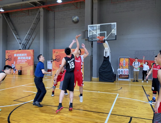 4 邵书记开球.jpg